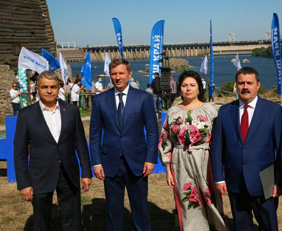 Ілюстрація до публікації «Поруч з екснардепом, сенатором рф Андрієм Деркачем (героєм россії) стоїть Слепян Елла Валеріївна — діючий заступник міського голови Запоріжжя (партія "Наш край") Слепян наразі…»
