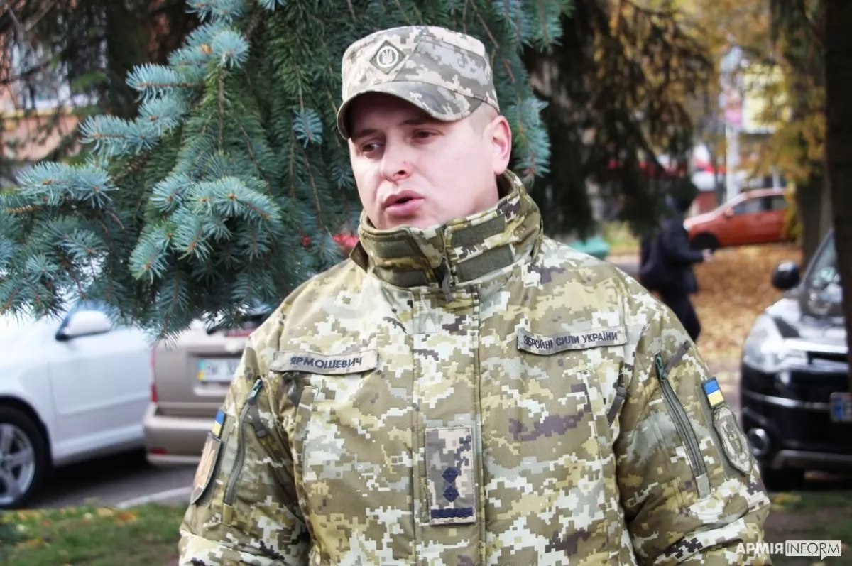 Ілюстрація до публікації «Дружина колишнього керівника ТЦК та СП міста Рівне Олександр Ярмошевич, який цілувався з різними жінками в кабінеті, під час війни купила автівку Toyota.»