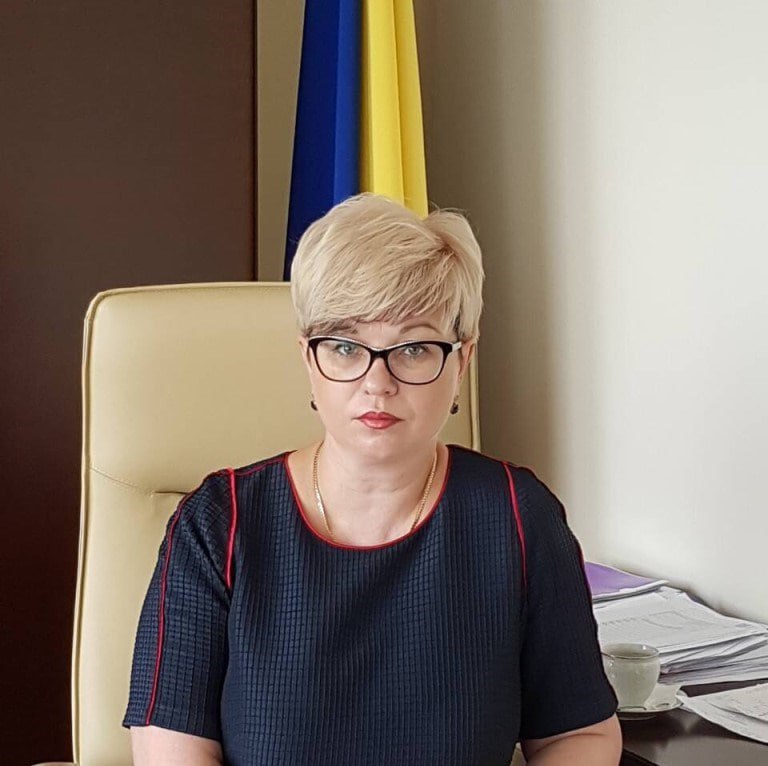 Ілюстрація до публікації «Ексзаступниця директора департаменту ДПС Нонна Багмет пішла зі служби з готівкою 90,7 тис. доларів квартирою чоловіка за 7,5 млн грн»