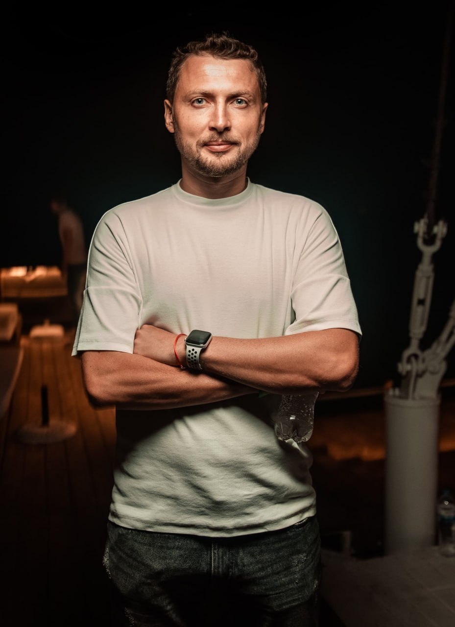 Ілюстрація до публікації «Бородатюк та Fractal: добірка публікацій Absolution Leaks»